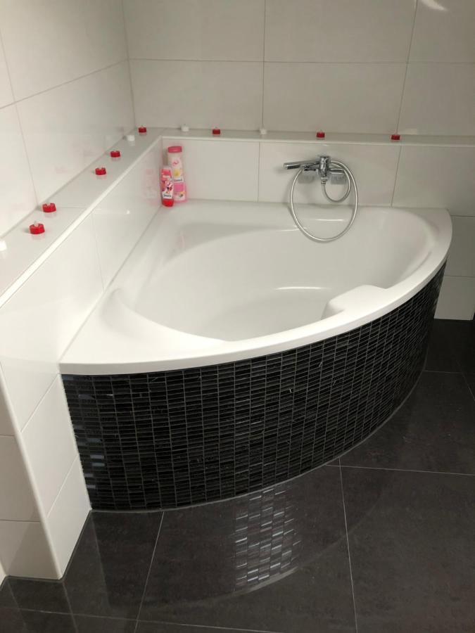 Deluxe Business Suite Mit Netflix Premium & Parkplatz, Zentral Zu Audi & Schwarz Gruppe With 2 Bedrooms Бад-Фридрихсхалль Экстерьер фото