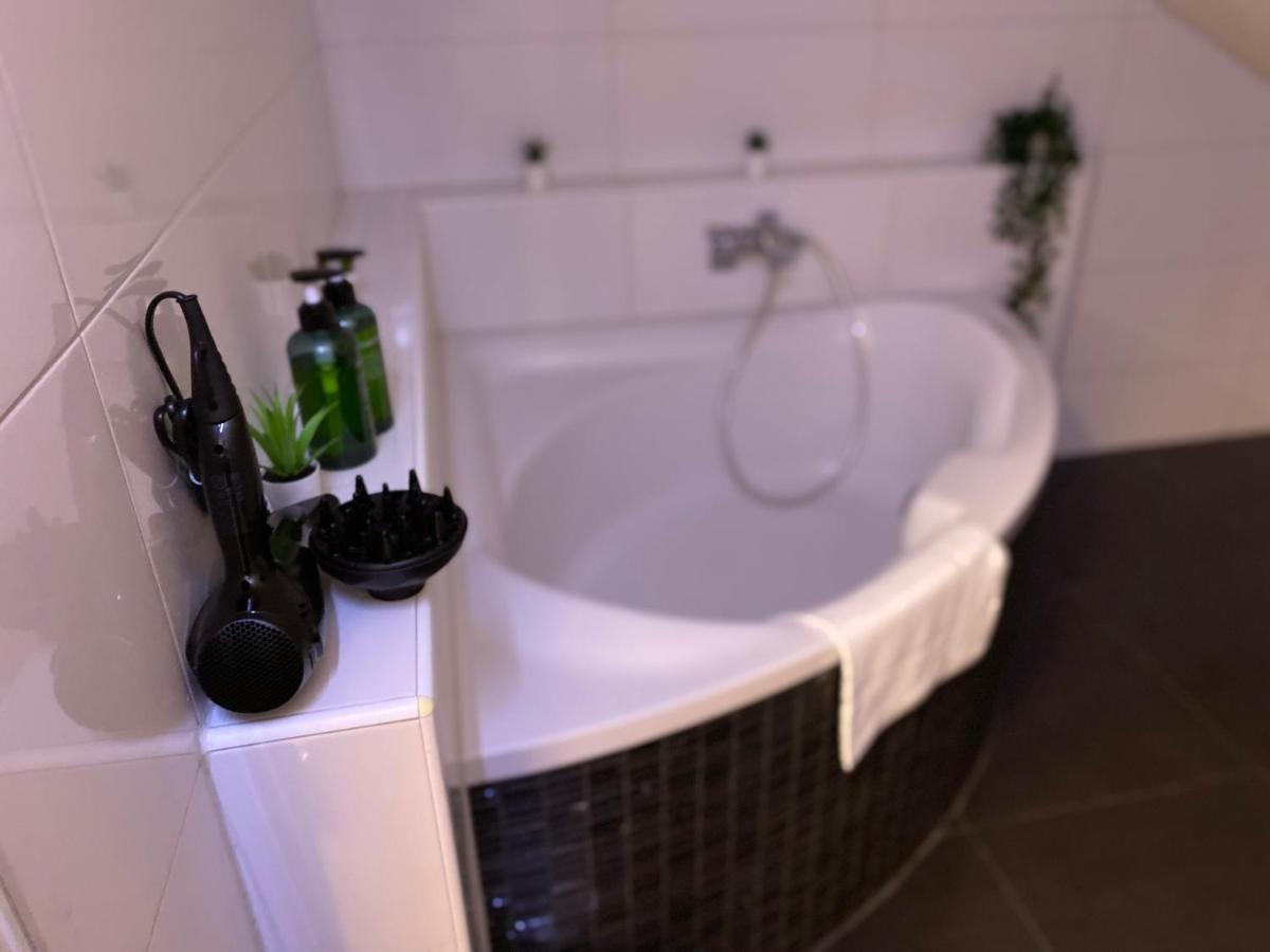 Deluxe Business Suite Mit Netflix Premium & Parkplatz, Zentral Zu Audi & Schwarz Gruppe With 2 Bedrooms Бад-Фридрихсхалль Экстерьер фото